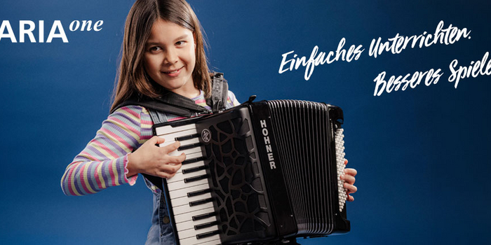 Junges Mädchen spielt das neue HOHNER Varia One Akkordeon
